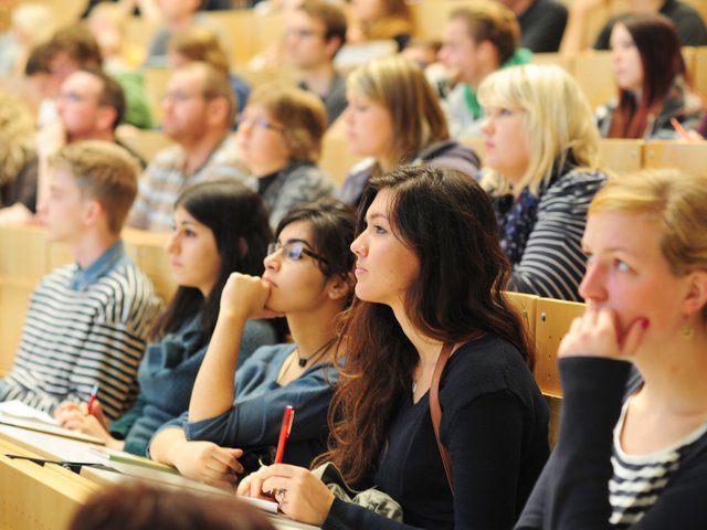 Vorlesungssaal mit Studierenden