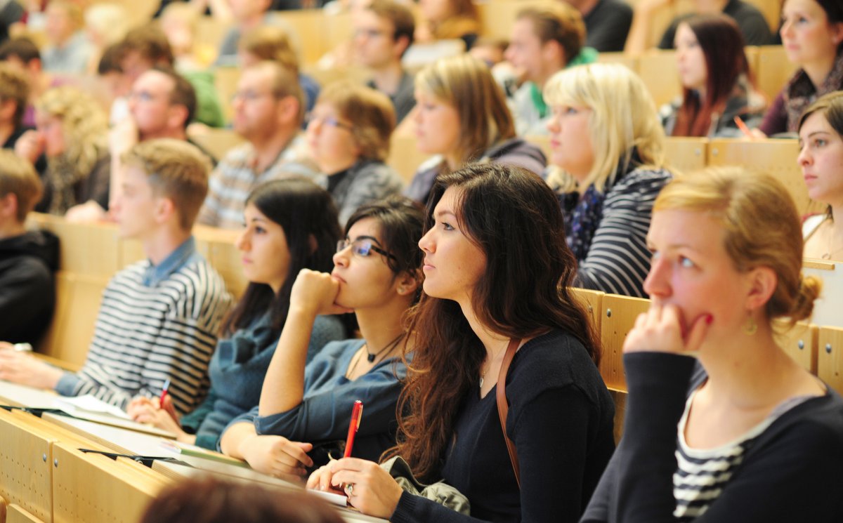 Vorlesungssaal mit Studierenden