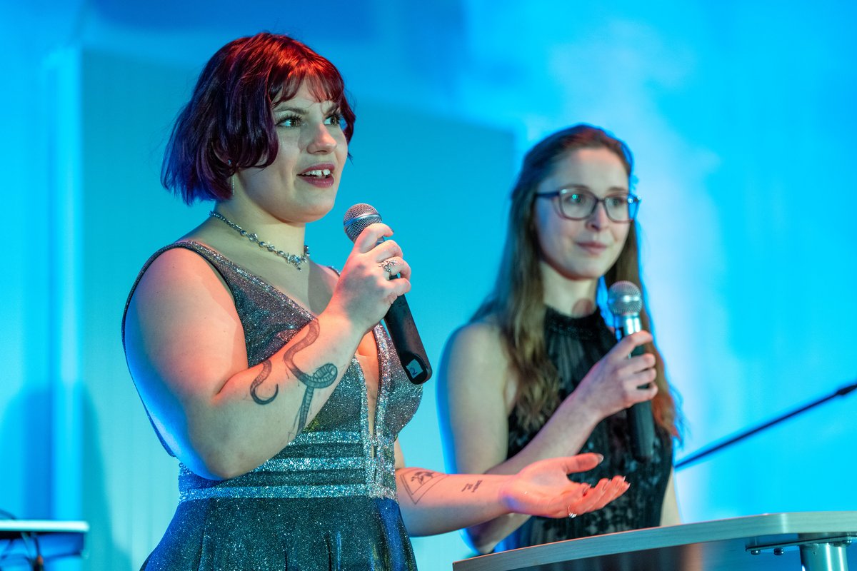 Kassandra Seltrecht (left) and Ronja Tittel at the microphone.