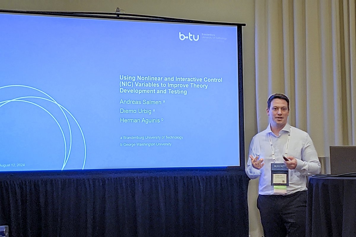 BTU doctoral candidate Andreas Salmen gives explanations as part of his presentation at the 84th Annual Meeting of the AOM in Chicago. 
