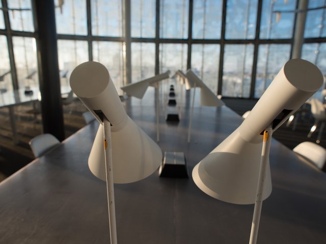 [Translate to Englisch:] In den Lesesälen der Bibliothek werden alle Leselampen mit LED ausgerüstet.