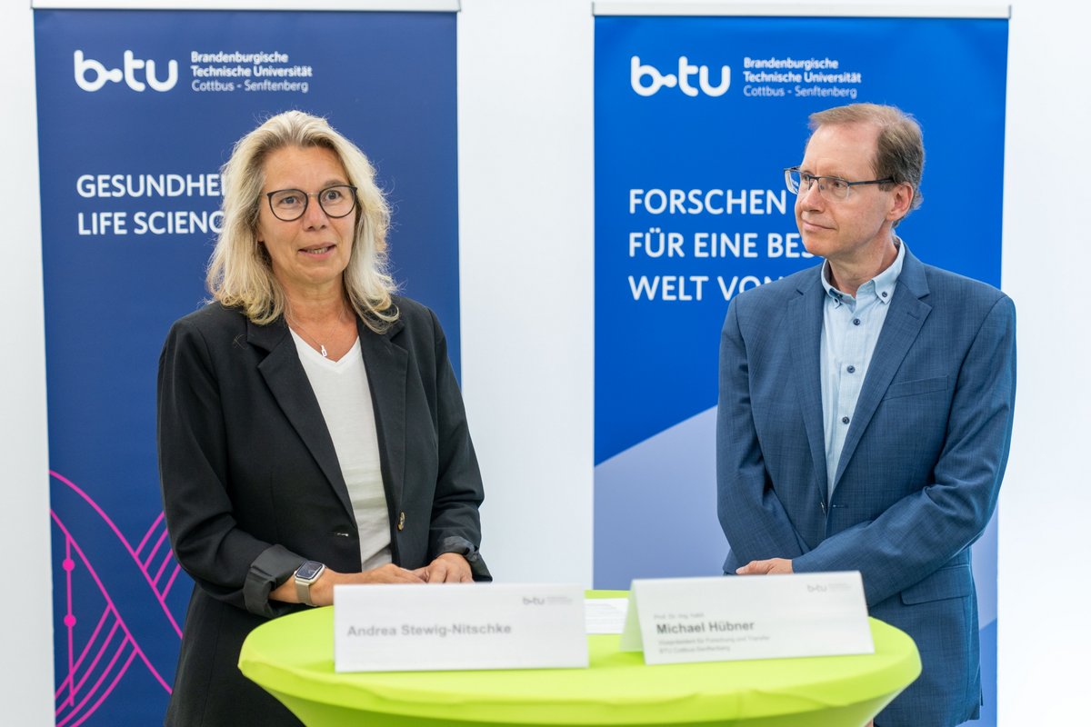 Andrea Stewig-Nitschke, Pflegevorstand an der Medizinischen Universität Lausitz – Carl Thiem und Prof. Dr. Michael Hübner, Vizepräsident der BTU für Forschung und Transfer.