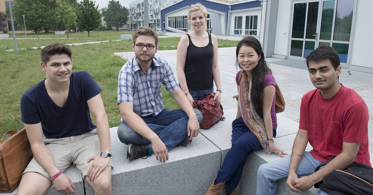 Studierende vor dem Lehrgebäude der Gesundheitsstudiengänge