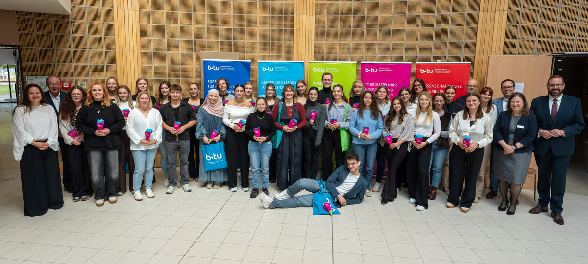 Gruppenfoto im Foyer des Konrad-Zuse-Medienzentrums