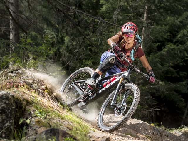 Radsportlerin fährt mit hoher Geschwindigkeit einen Berg hinunter