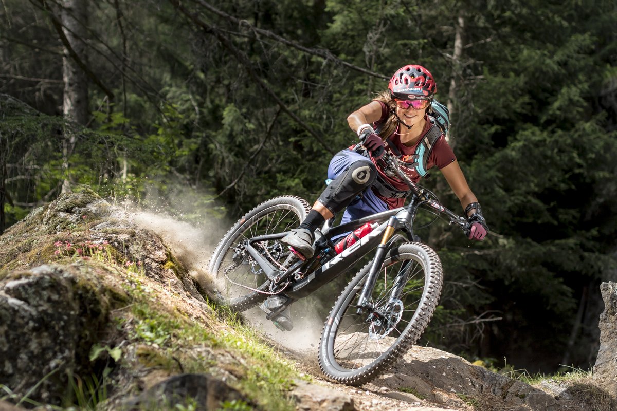 Radsportlerin fährt mit hoher Geschwindigkeit einen Berg hinunter