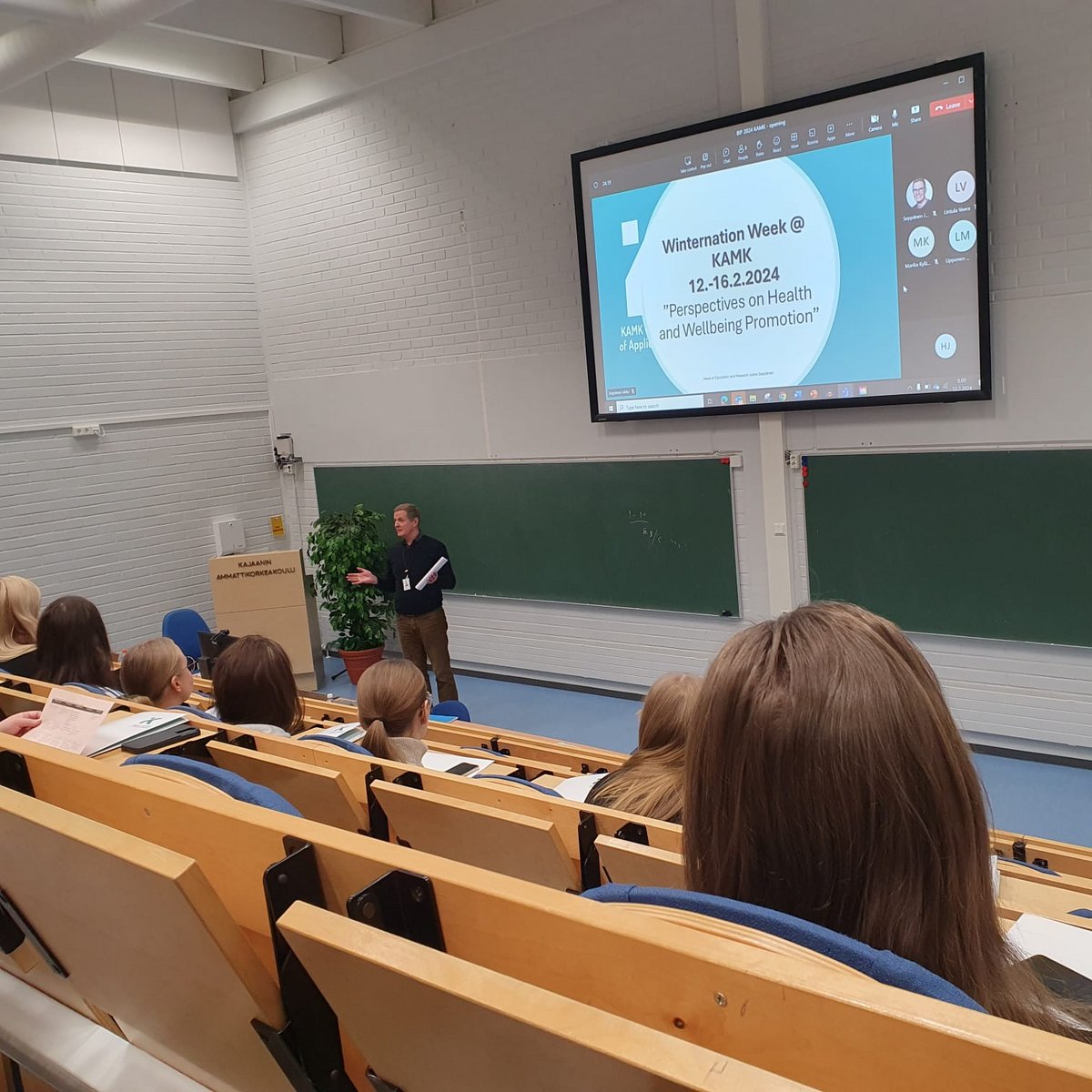 Das Foto zeigt einen Hörsaal mit Studierenden, die die erste Veranstaltung der Austauschwoche beginnen. 