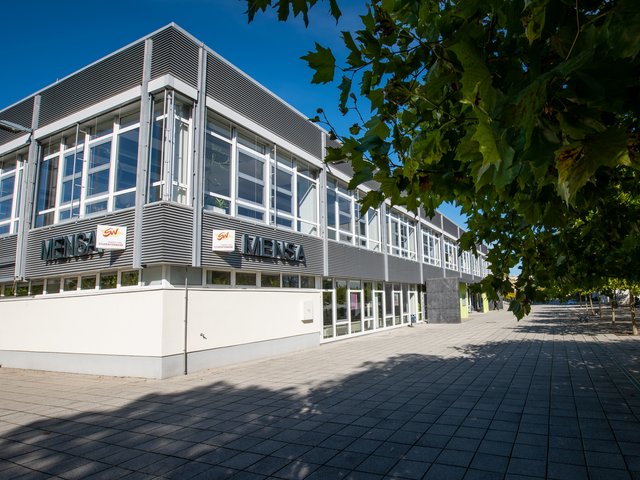 Blick auf die Mensa am Zentralcampus Cottbus der BTU.