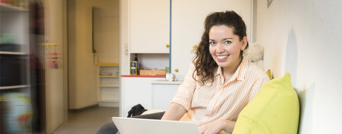 Studentin im Wohnheimzimmer