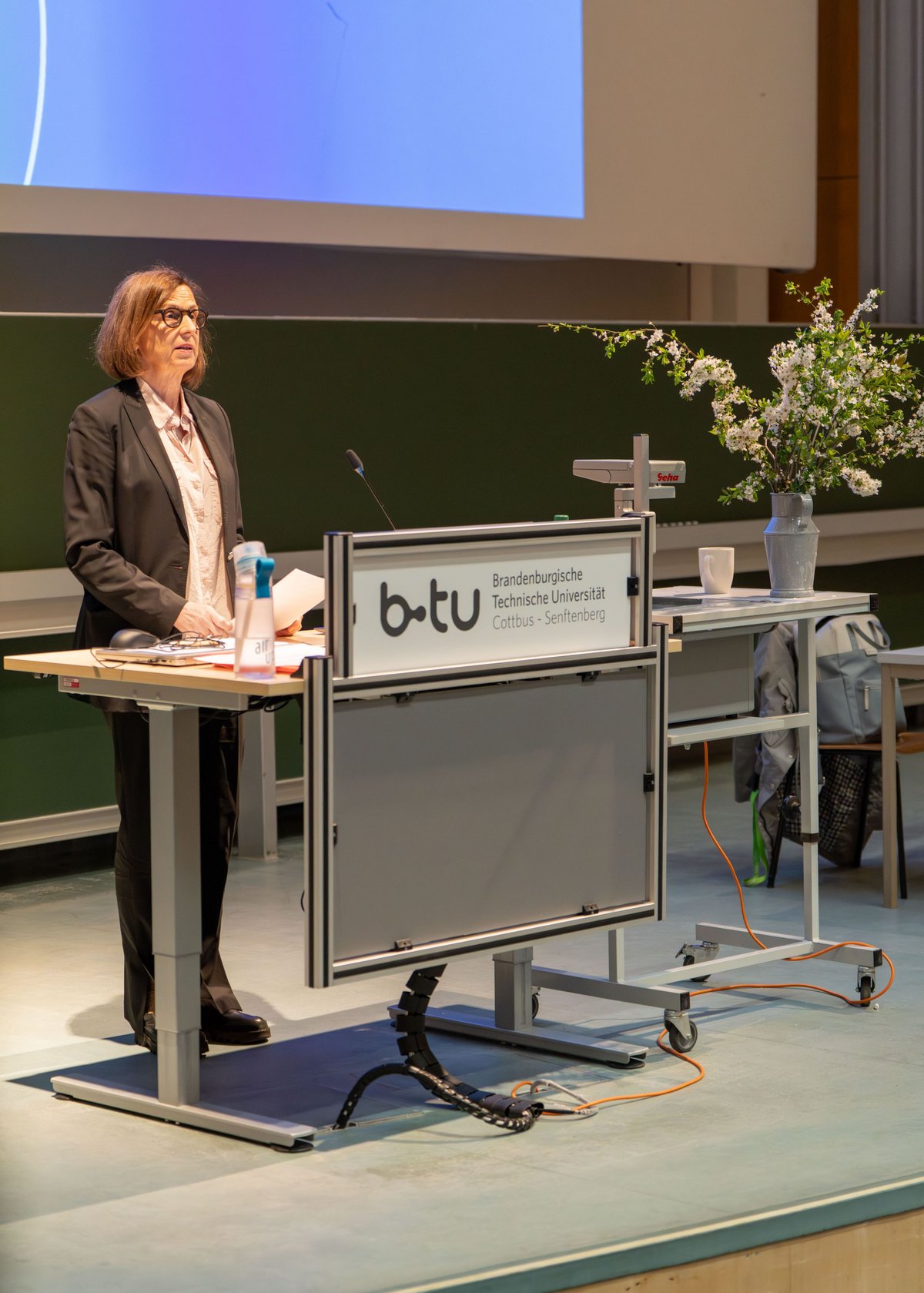 Präsidentin Prof. Gesine Grande begrüßt die Studierenden