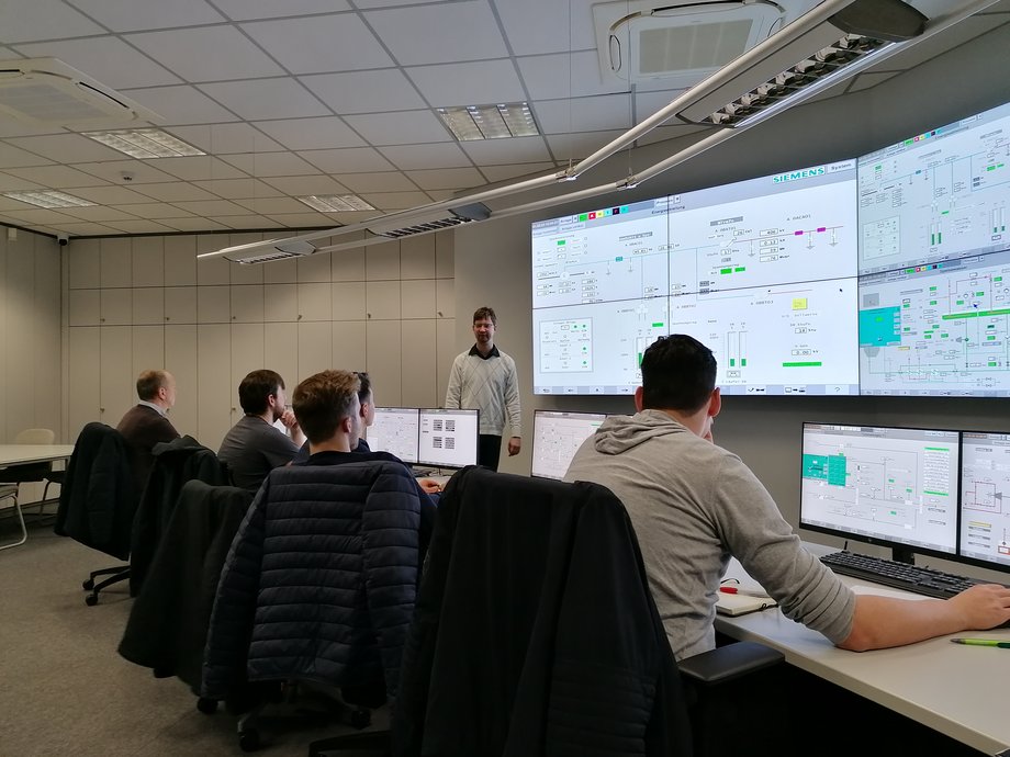 Monitorwand in der Leitwarte des Kraftwerkssimulators