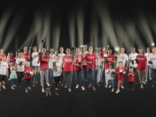 Gruppenmotiv der Aktion #WelcomeTesla am 18. Oktober auf dem Lausitzring - Erwachsene und Kinder mit Taschenlampen. Foto: Harry Müller / Codiarts 