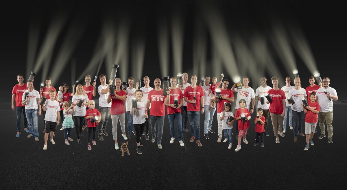 Gruppenmotiv der Aktion #WelcomeTesla am 18. Oktober auf dem Lausitzring - Erwachsene und Kinder mit Taschenlampen. Foto: Harry Müller / Codiarts 