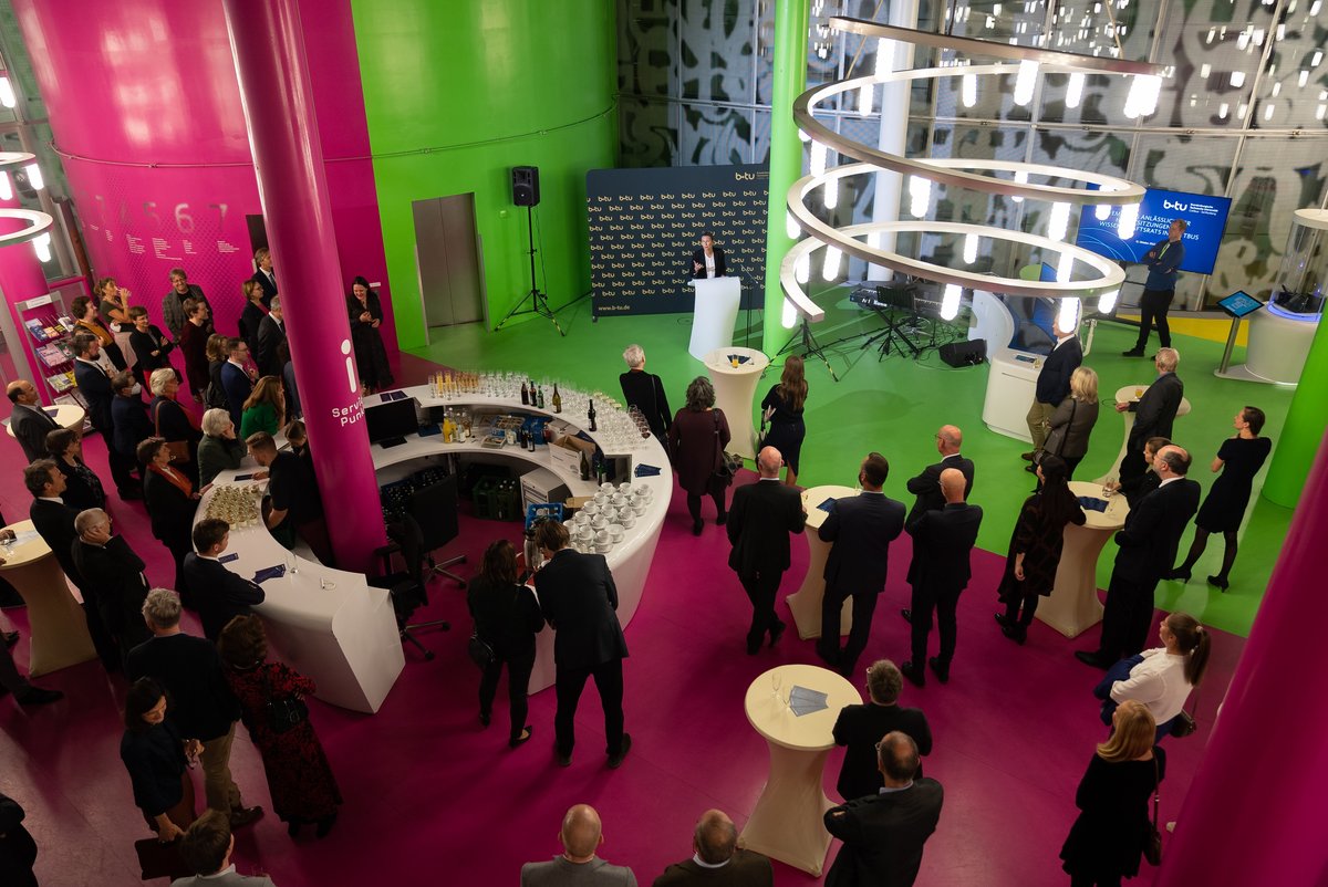 View into the foyer of the IKMZ, where the guests have gathered