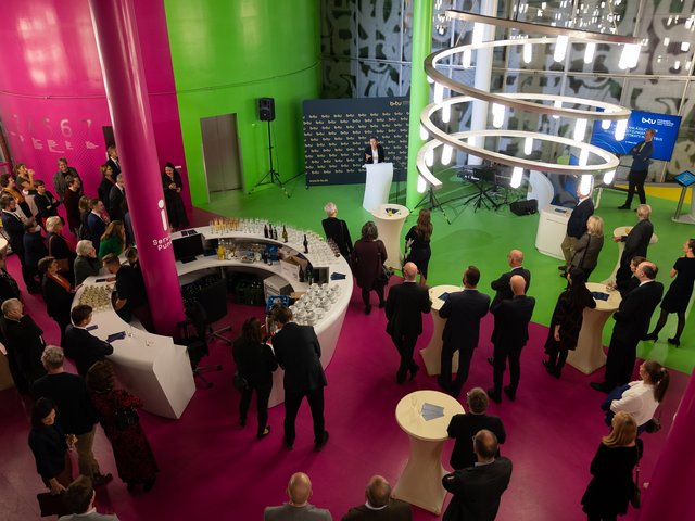 Blick in das Foyer des IKMZ, in dem sich die Gäste versammelt haben