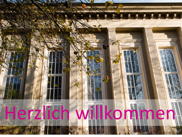 Das Foto zeigt die Frontansicht der Standortbibliothek in Senftenberg mit dem Schriftzug Herzlich willkommen.