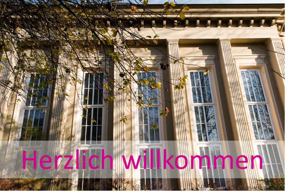 Das Foto zeigt die Frontansicht der Standortbibliothek in Senftenberg mit dem Schriftzug Herzlich willkommen.