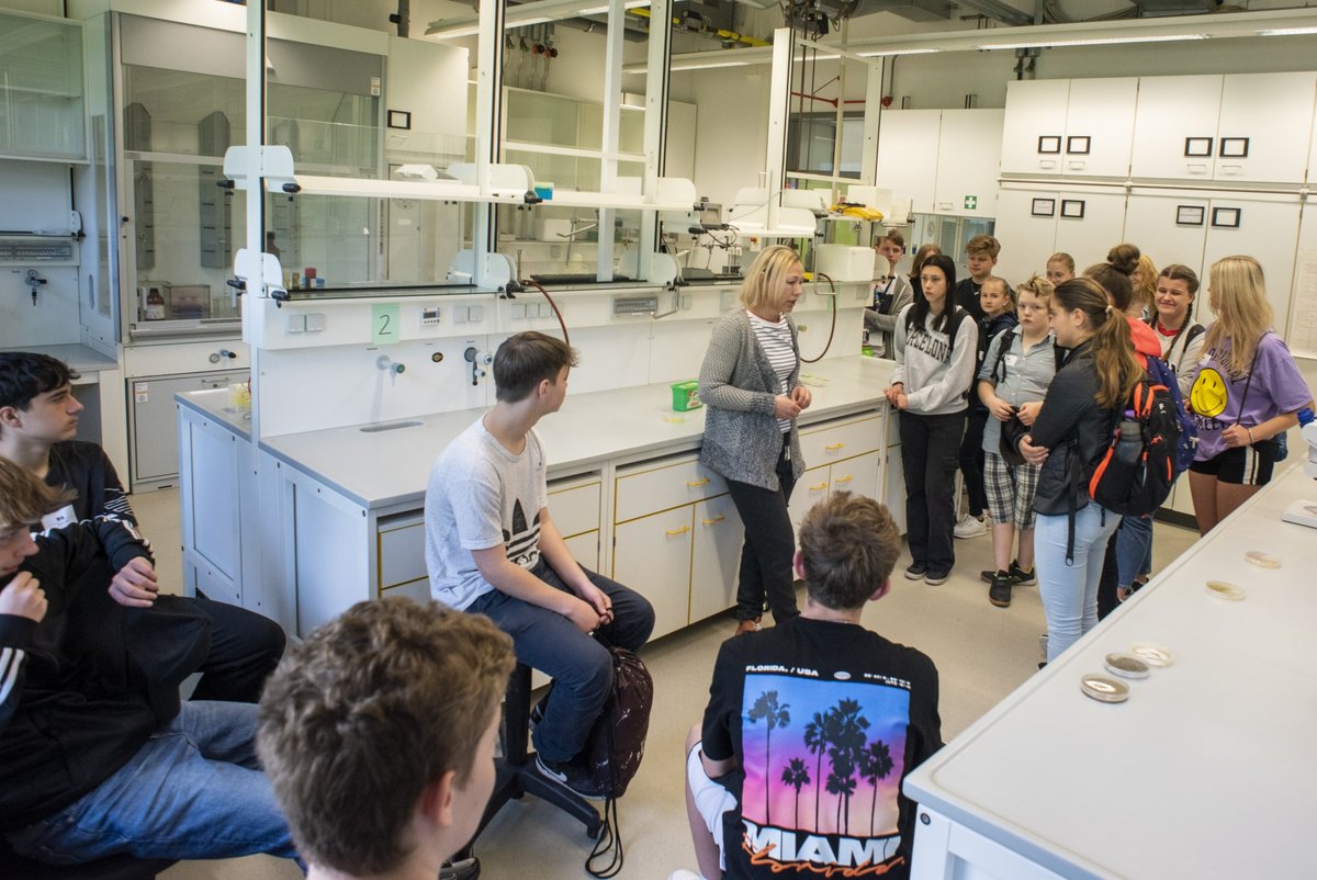 Schülerinnen im Biotechnologie-Labor.