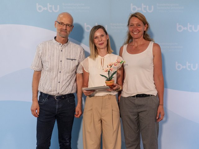 Gruppenfoto mit Lehrpreisträgerin
