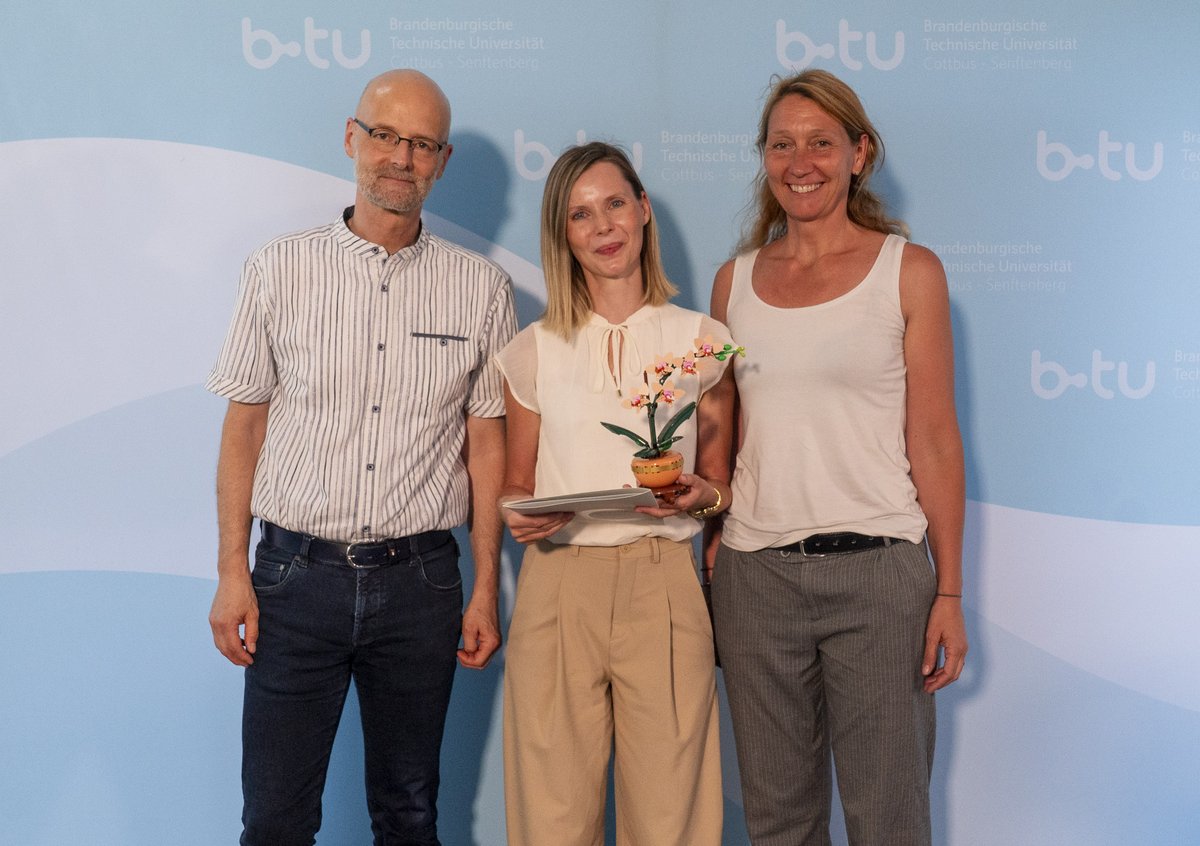 Gruppenfoto mit Lehrpreisträgerin