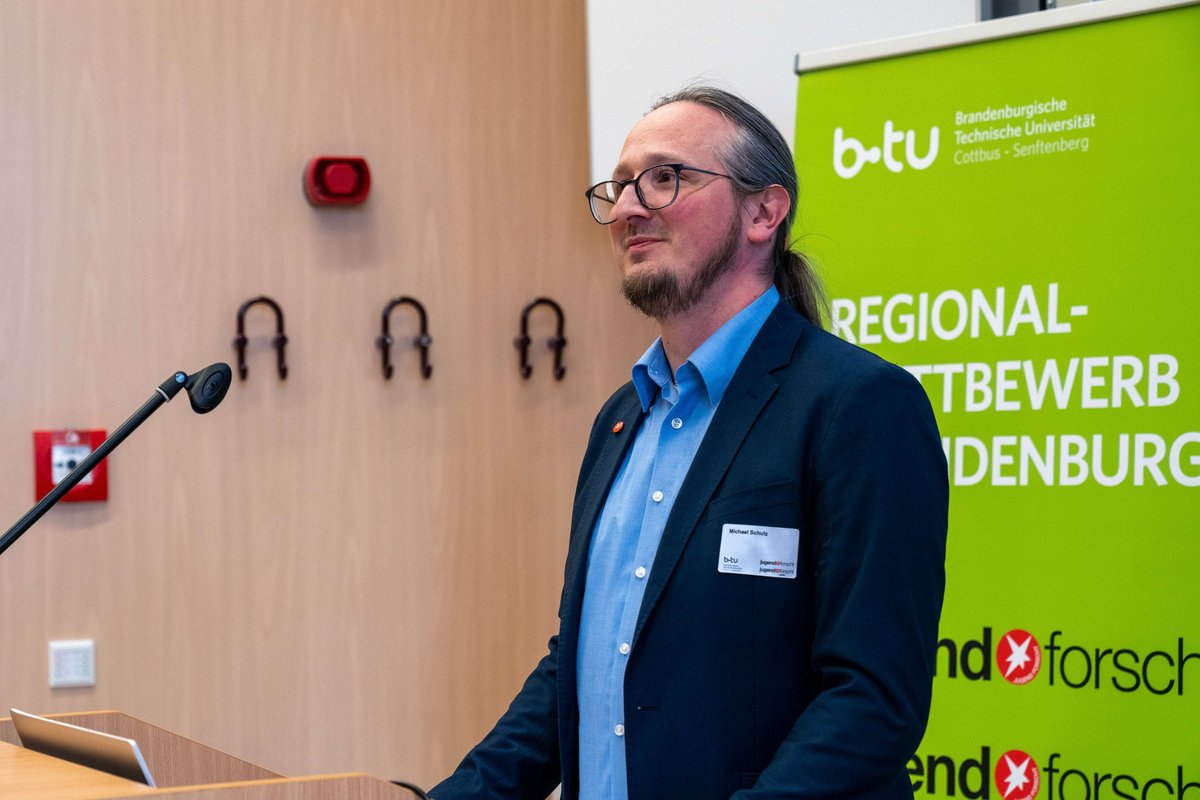 Der Wettbewerbsleiter Michael Schulz am Rednerpult.