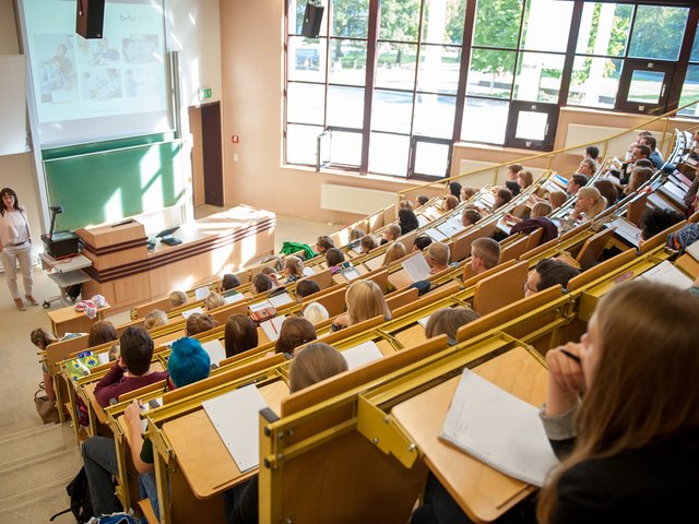 Das Foto zeigt Studierende im Hörsaal.