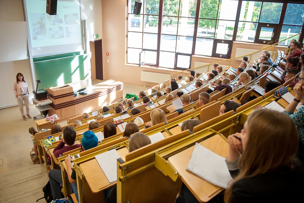 Das Foto zeigt Studierende im Hörsaal.