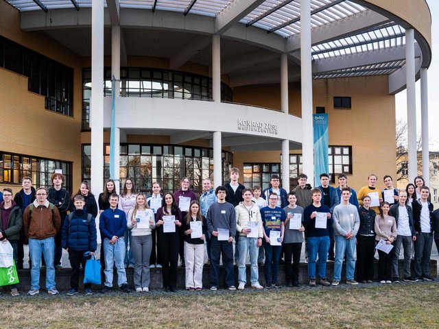 Group photo of the participants in the new regional Jugend forscht competition in front of the Konrad Zuse Media Centre.