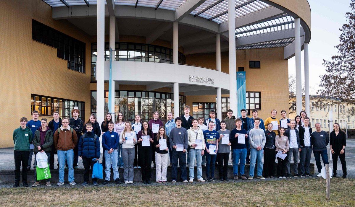 Gruppenfoto der Teilnehmenden am neuen Regionalwettbewerb Jugend forscht vor dem Konrad-Zuse-Medienzentrum.