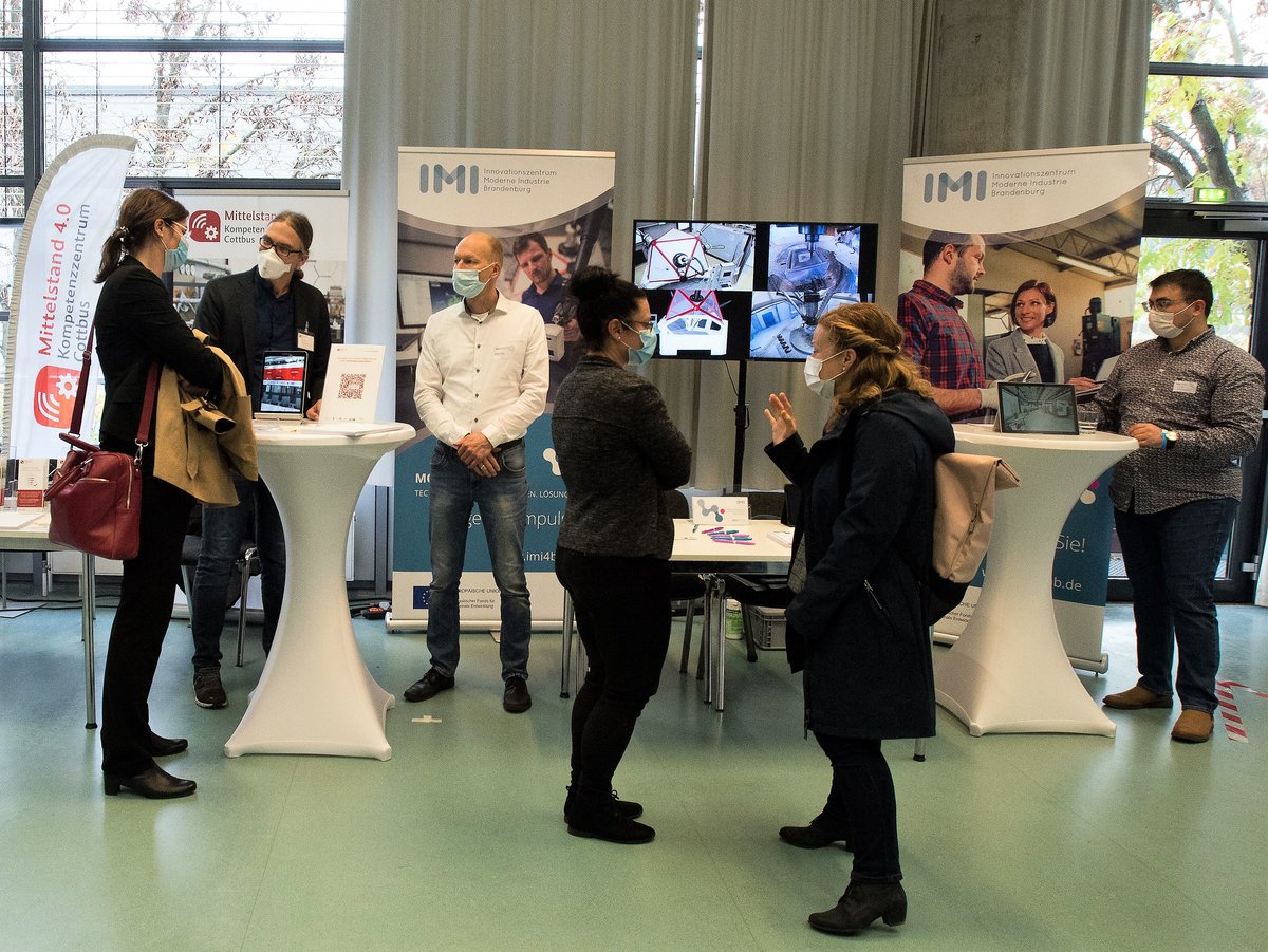 Participants at the 6th BTU Transfer Day 2021 talking at information booths. Photo: BTU, Ralf Schuster