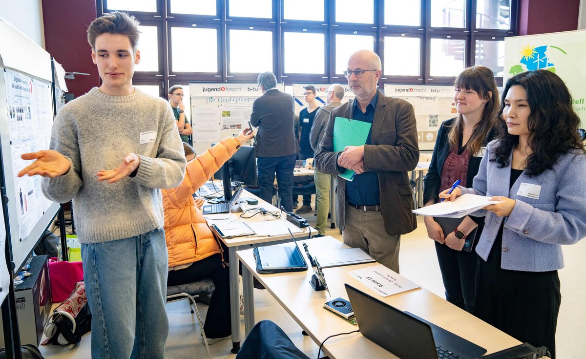 Jury im Bereich Mathematik und Informatik im Gespräch mit Teilnehmenden.
