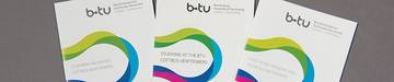 3 verschiedene Flyer der BTU auf einem Tisch