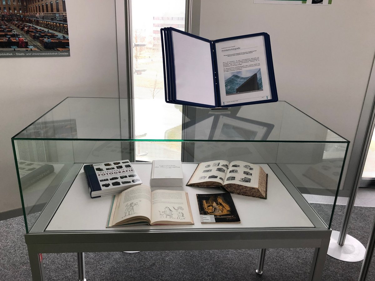 [Translate to Englisch:] Die Ausstellung Fotografie ist im 2. Obergeschoss des IKMZ zu sehen.