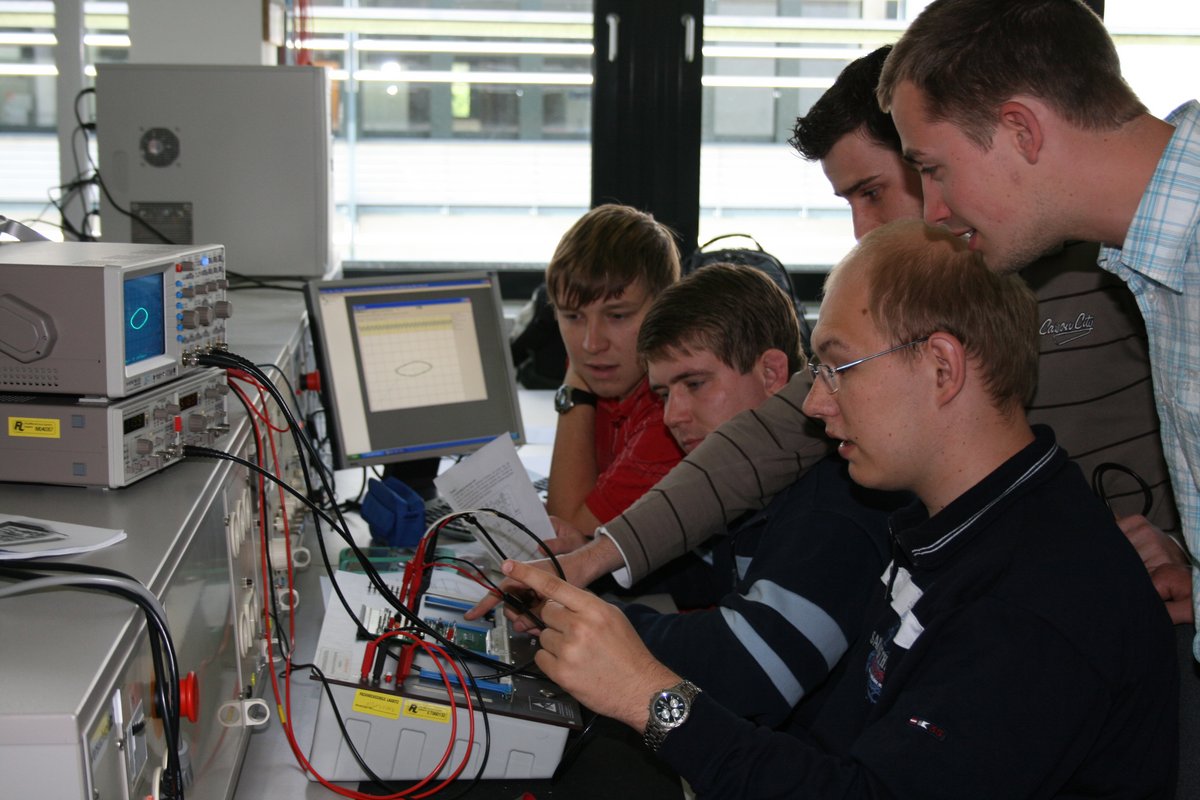 Ausbildung im Labor für elektronische Grundschaltungen