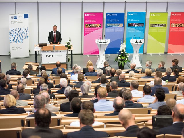 Der Minister für Wirtschaft und Energie des Landes Brandenburg Albrecht Gerber am Podium vor dem Publikum 