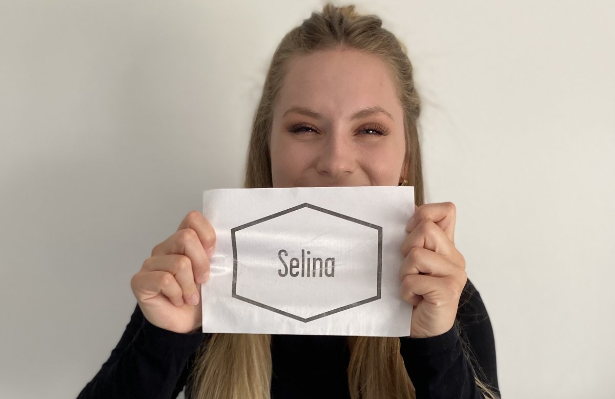Portraitfoto mit Namenschild
