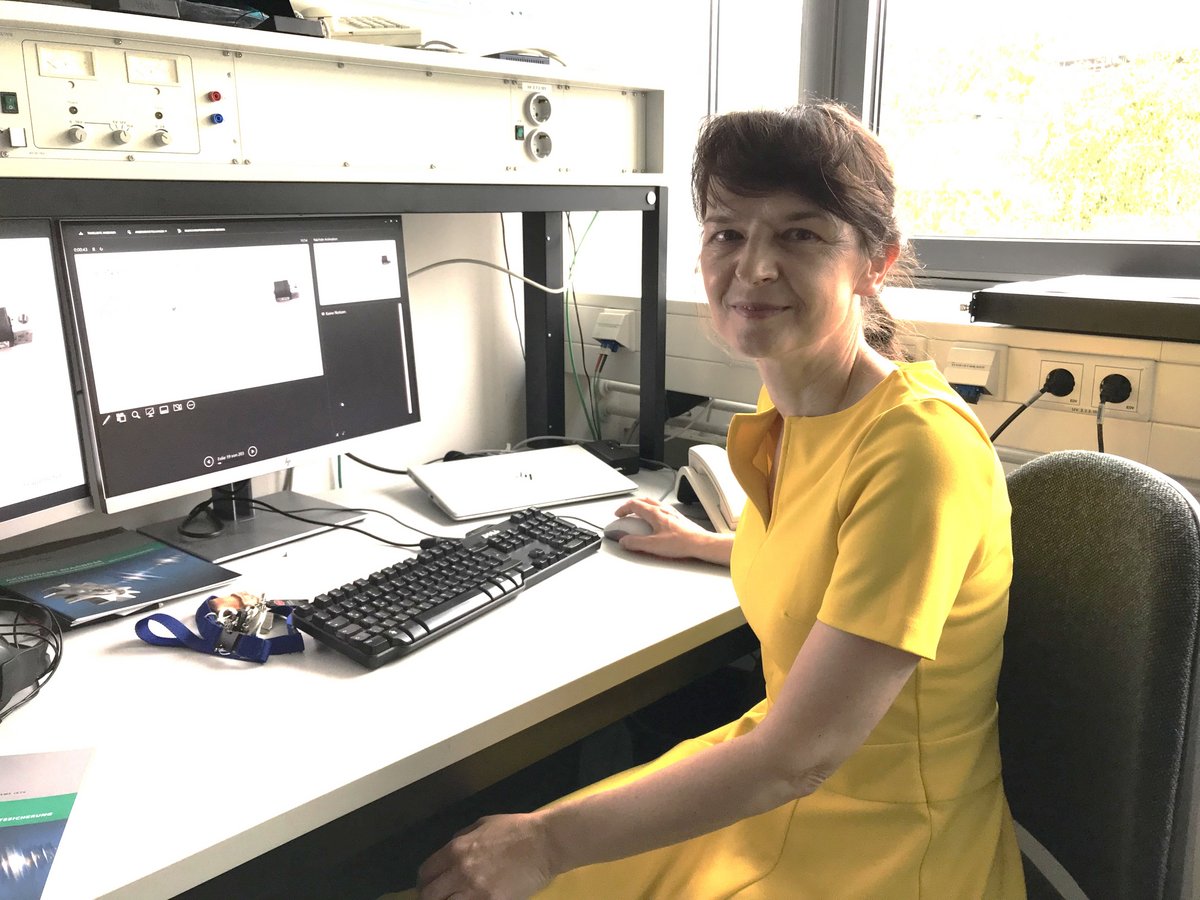 Wissenschaftlerin im Büro am Computer
