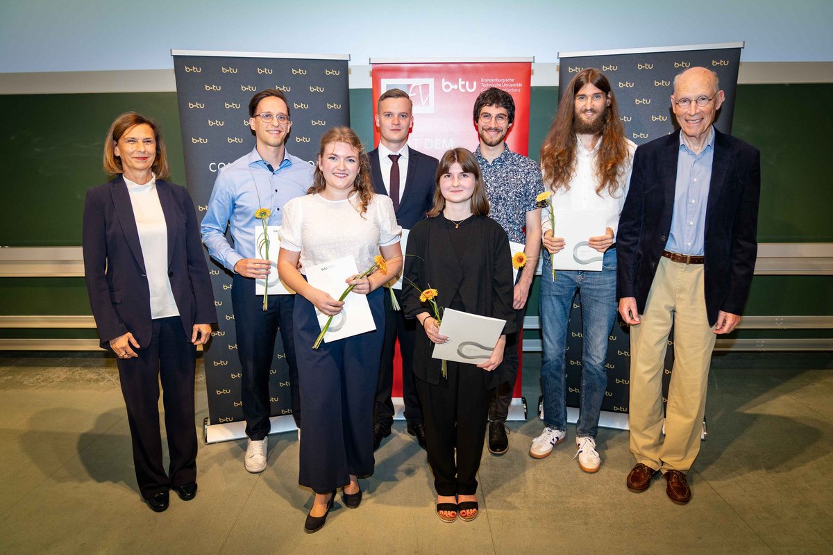 Foto der Studierenden mit den besten Bachelorarbeiten