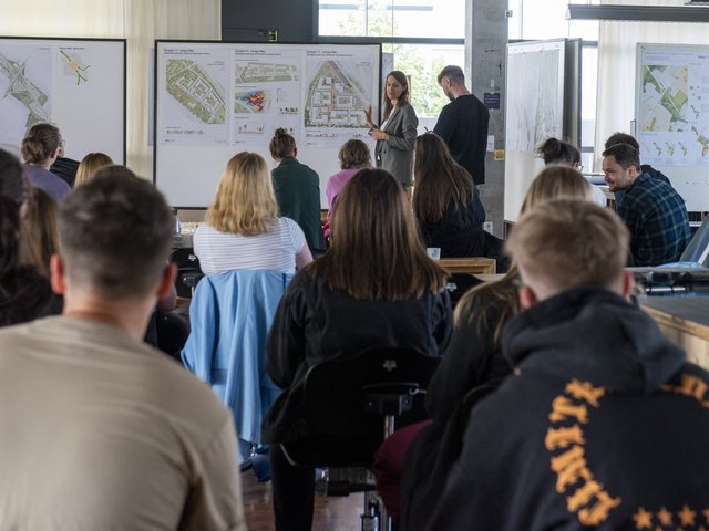 Studierende während einer Präsentation