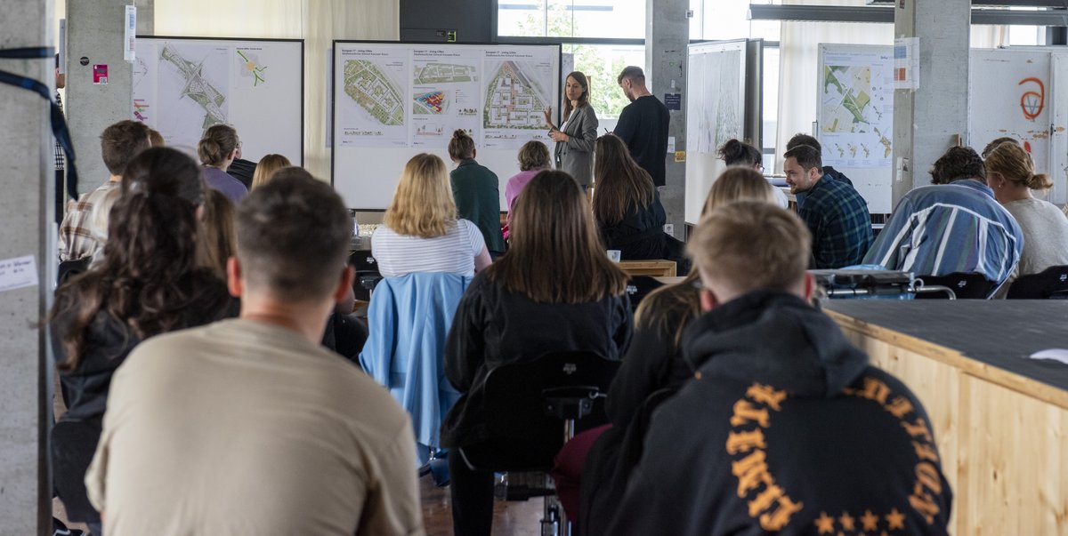 Studierende während einer Präsentation