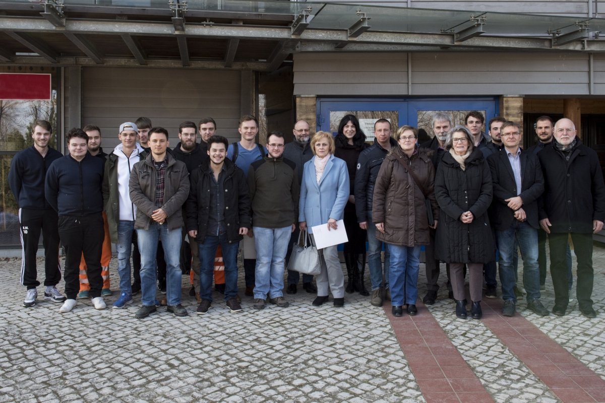 Gruppenfoto der Teilnehmenden am ersten Treffen zum dualen Studium im Bauingenieurwesen.