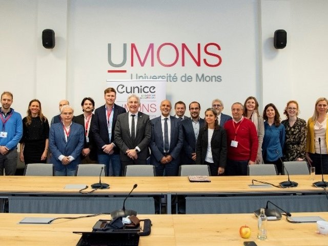 Gruppenfoto der Vertreter*innen der Hochschulen