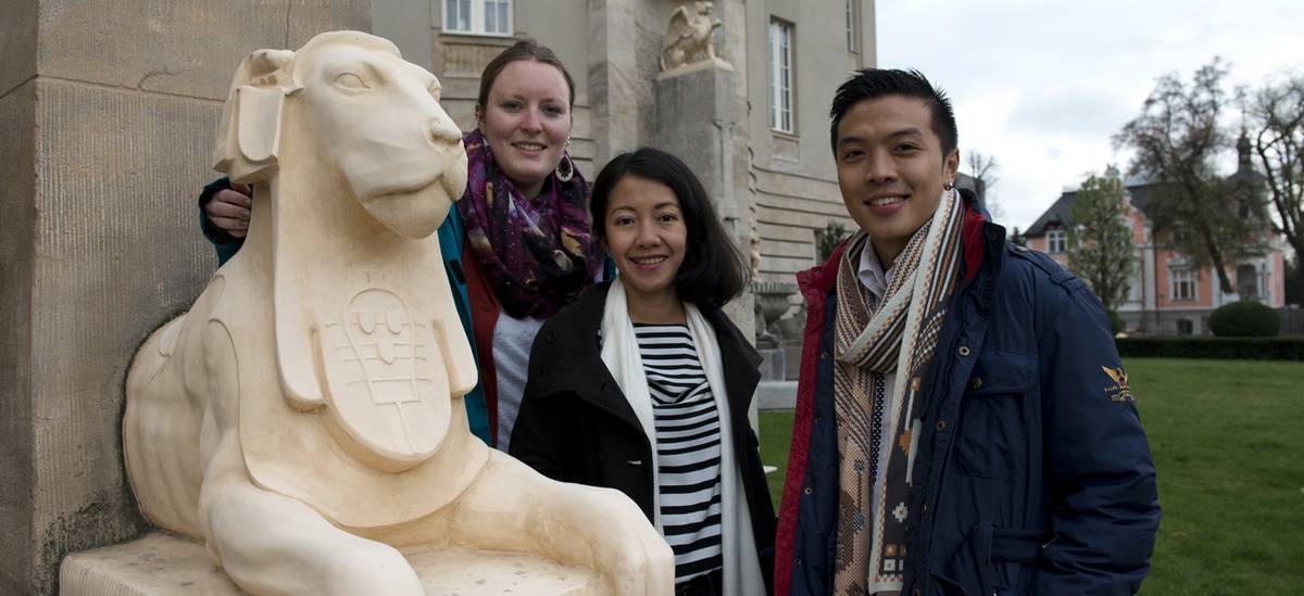 Students of the Masters World Heritag Studies in front of the Staatstheater in Cottbus