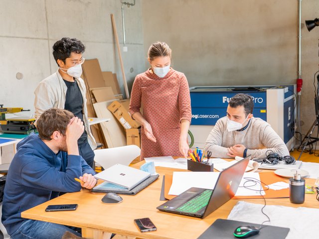 [Translate to Englisch:] 4 Studierende arbeiten im COLab.