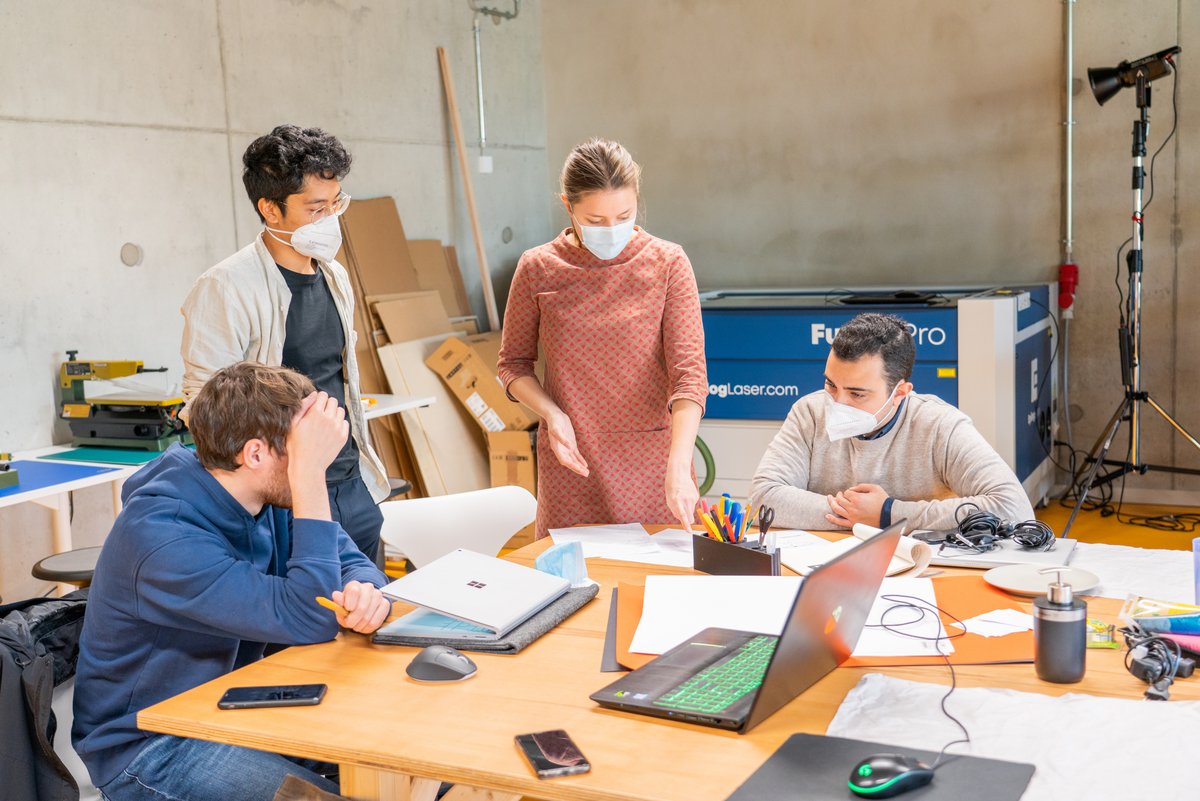 [Translate to Englisch:] 4 Studierende arbeiten im COLab.