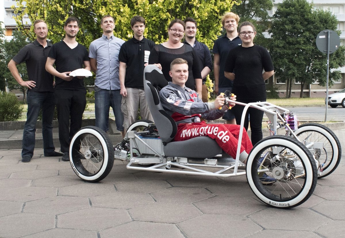 Mitglieder des studentischen Teams Lausitz Dynamics mit ihrem neuen Energiesparmobil „Mammut", das noch mit einer Karosserie ausgestattet wird.