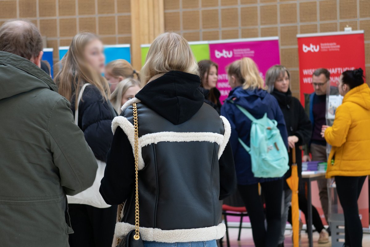 Large crowds of prospective students at the student advising booth. Photo: BTU, Sascha Thor