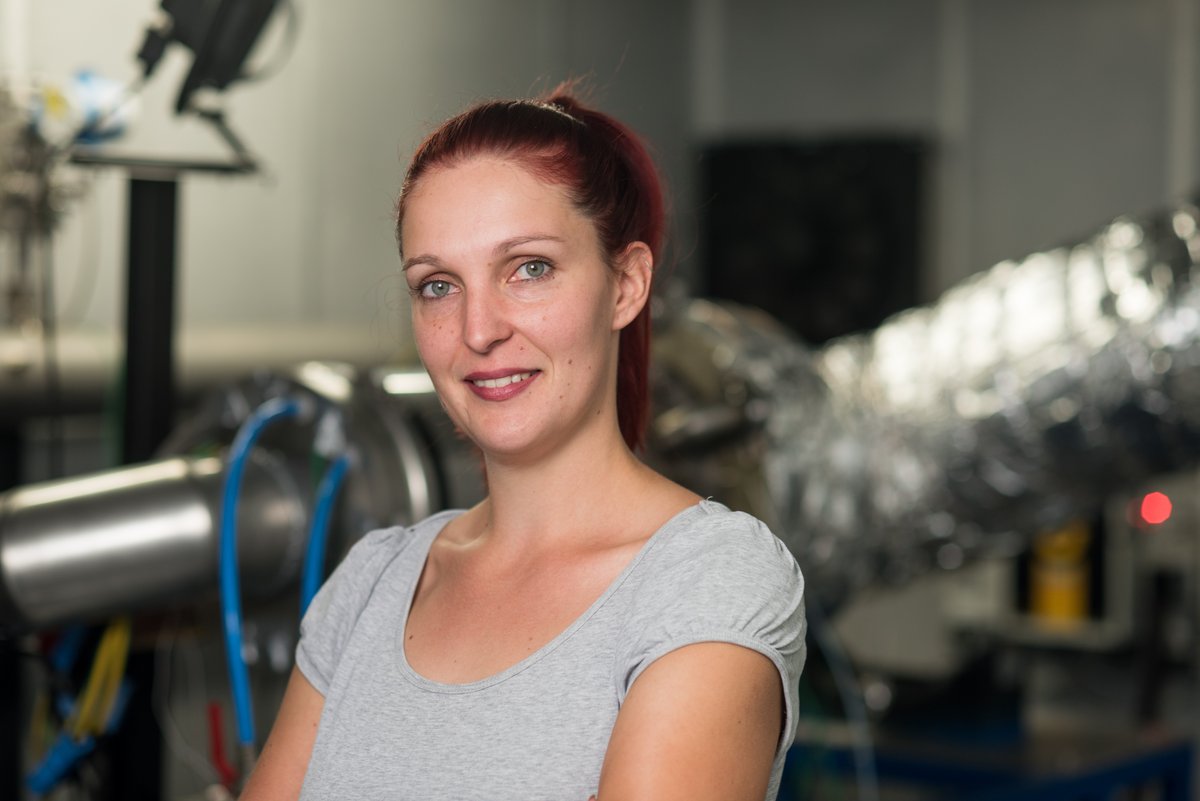 Portraitfoto von Peggy Winkler vor der Mikrogasturbine der Firma B + K