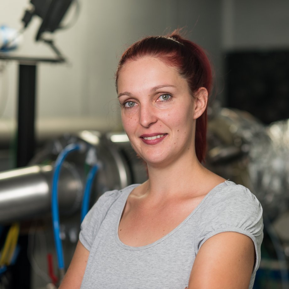 Portraitfoto von Peggy Winkler vor der Mikrogasturbine der Firma B + K