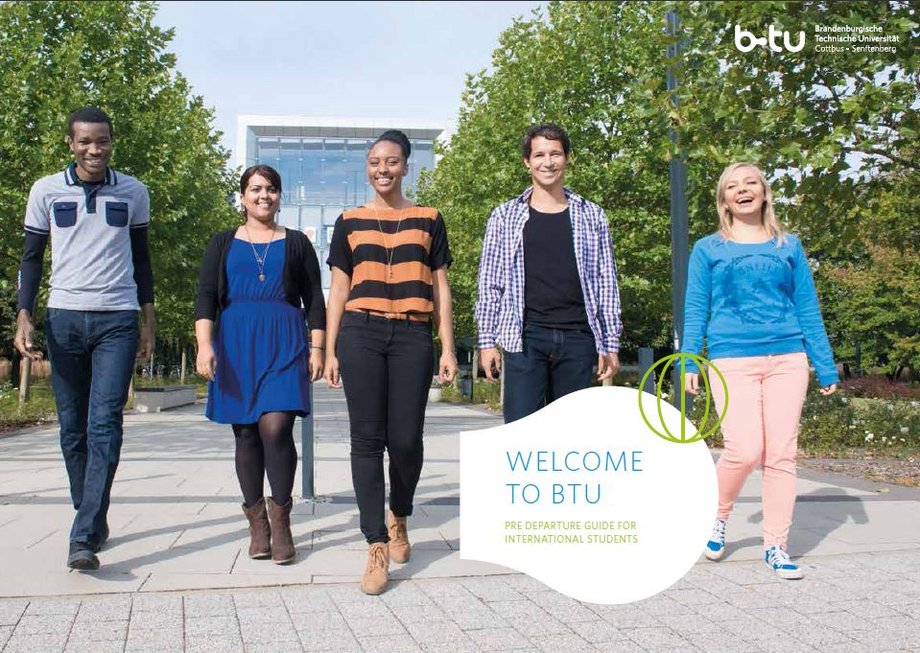 Auf dem Bild stehen fünf internationale Studierende vor dem Hauptgebäude der BTU